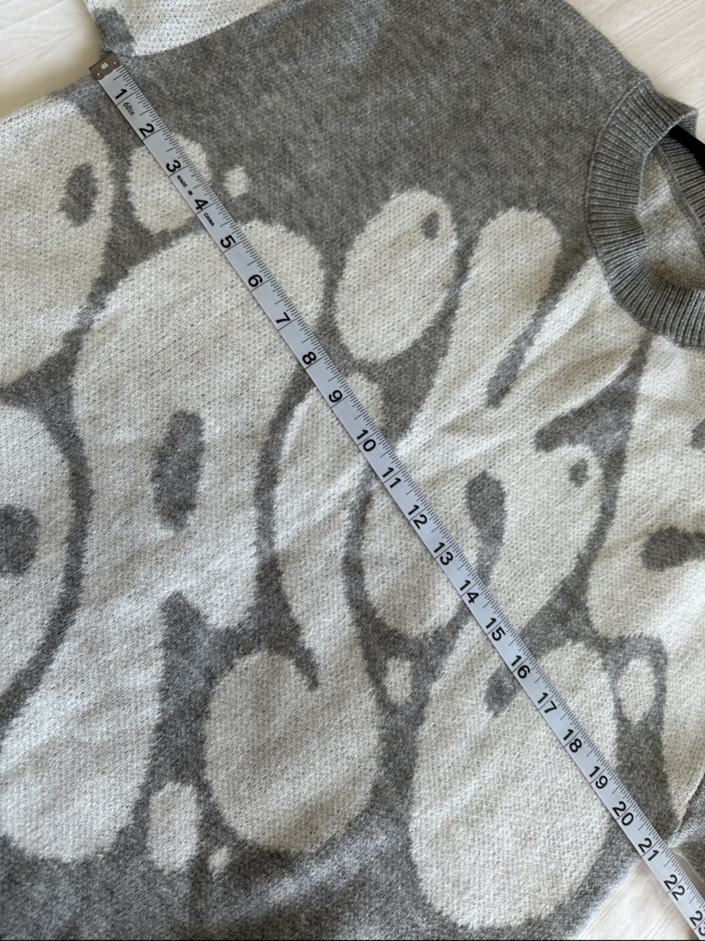 ROMWE Gray and White Graphic Abstract Knit Pullover Size Medium - Picture 5 of 8